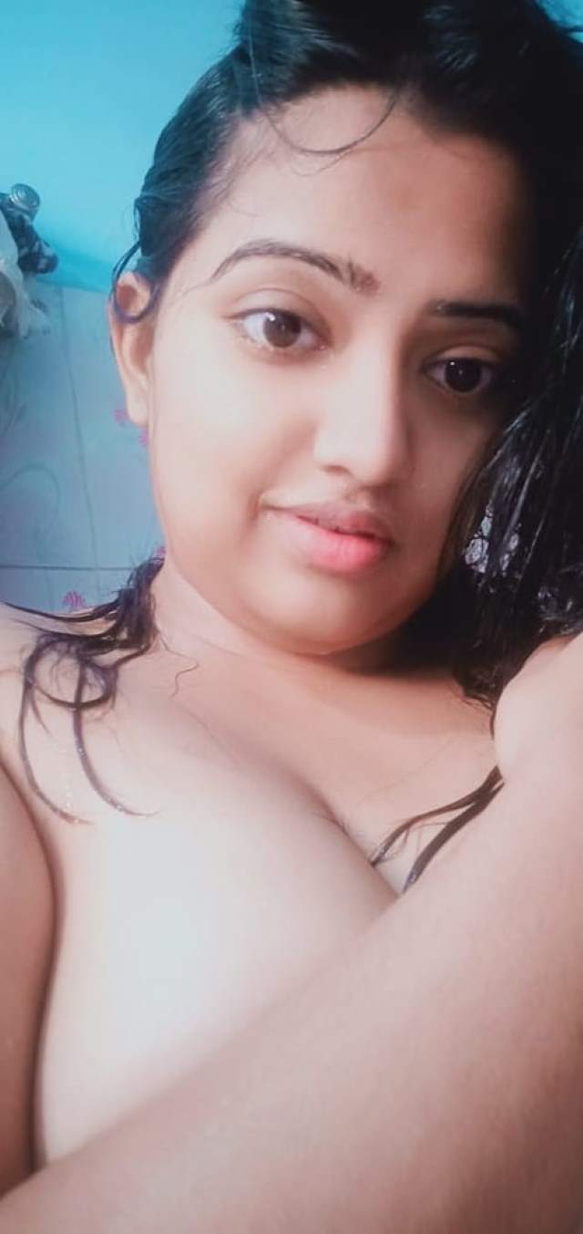 big boobs babe rakhi ki selfie