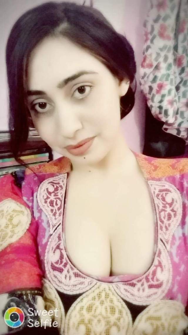 boobs dikha selfie leti indian bitch