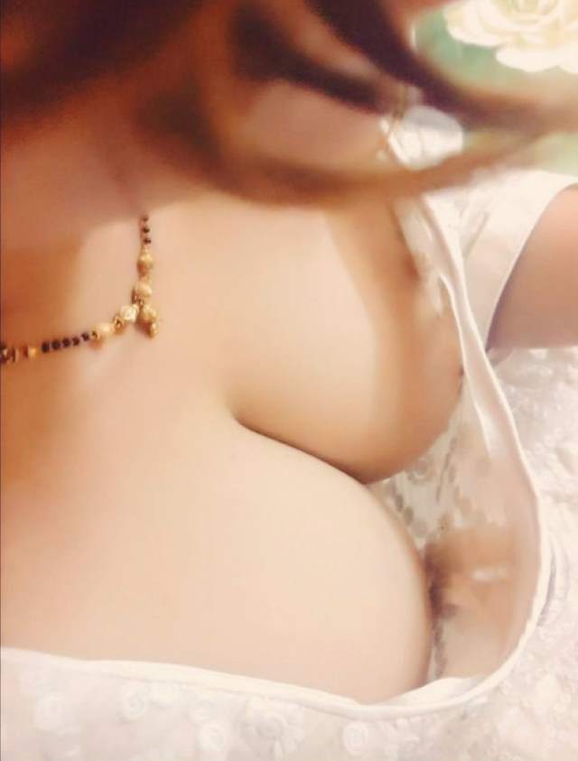 hot cleavage dikhati bhabhi 1
