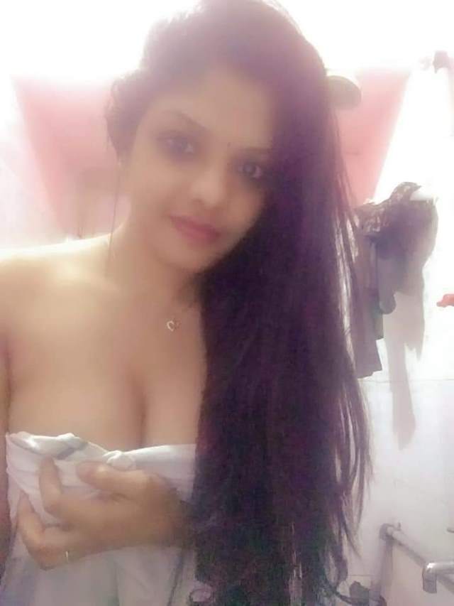 nange boobs ko towel se chhipaya