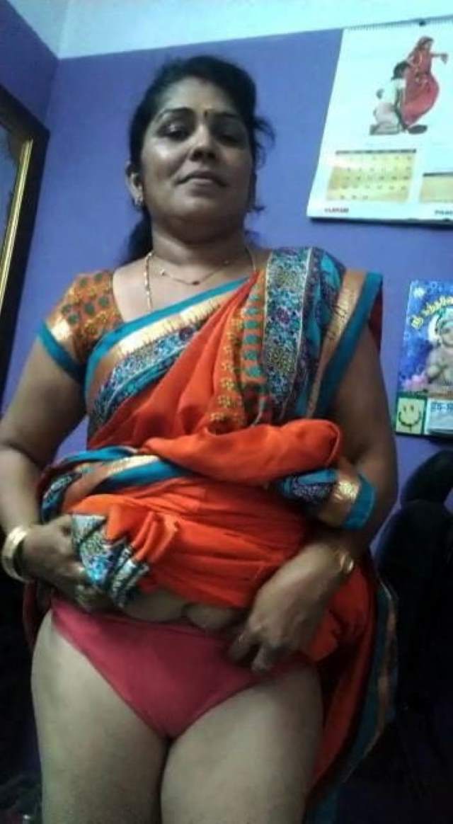saree uthakar red panty dikhayi