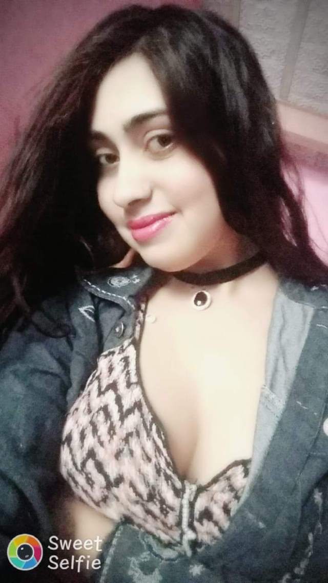 selfie me cleavage dikha