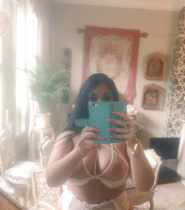 sexy big boobs ki selfie