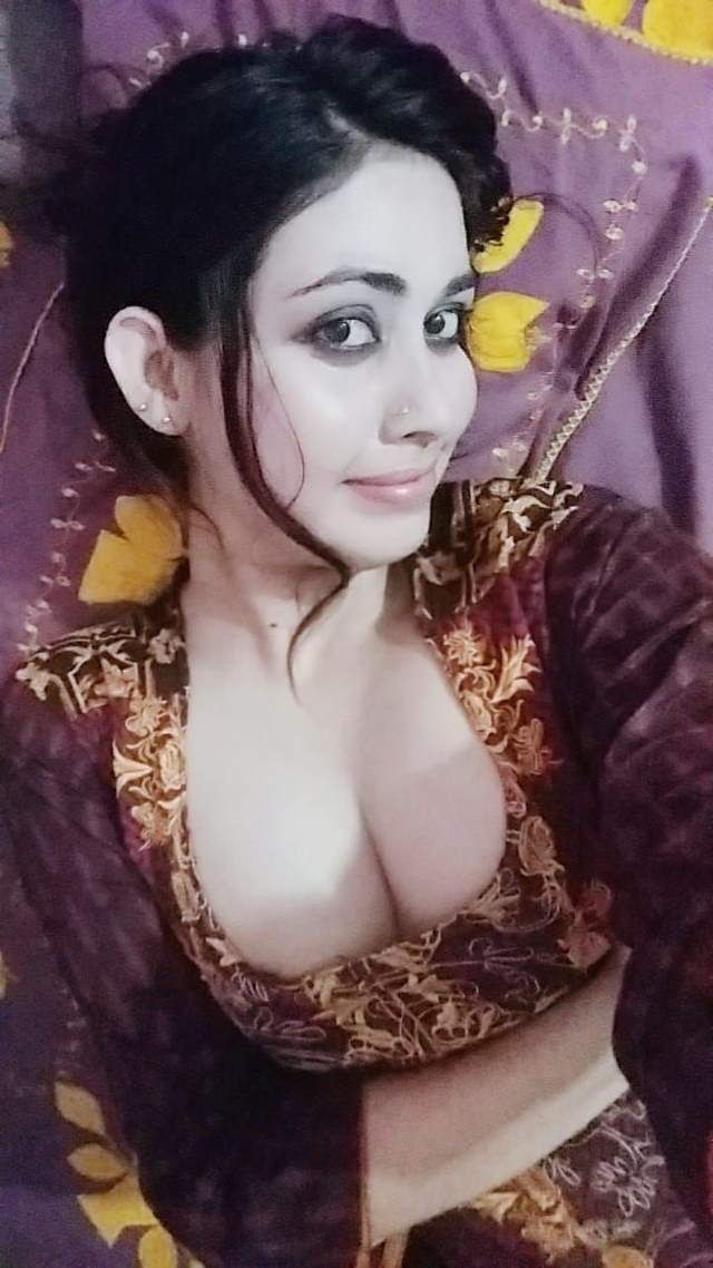 sexy cleavage wali hot girl