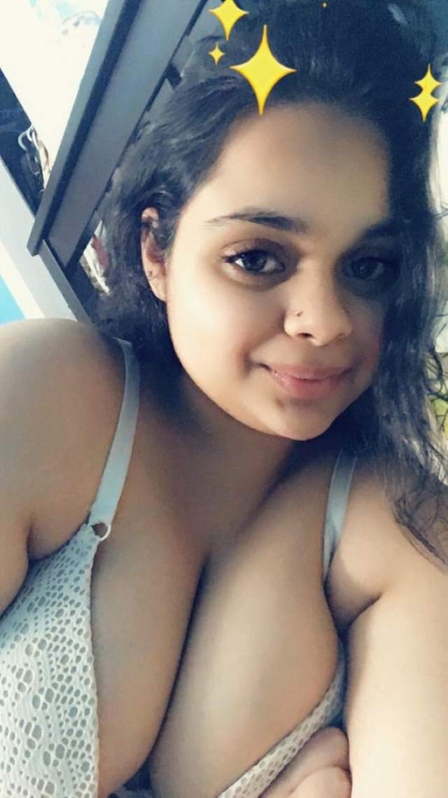sexy girl ke big Indian boobs bra me
