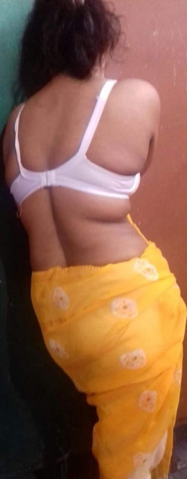 yellow sari aur white bra me sexy back