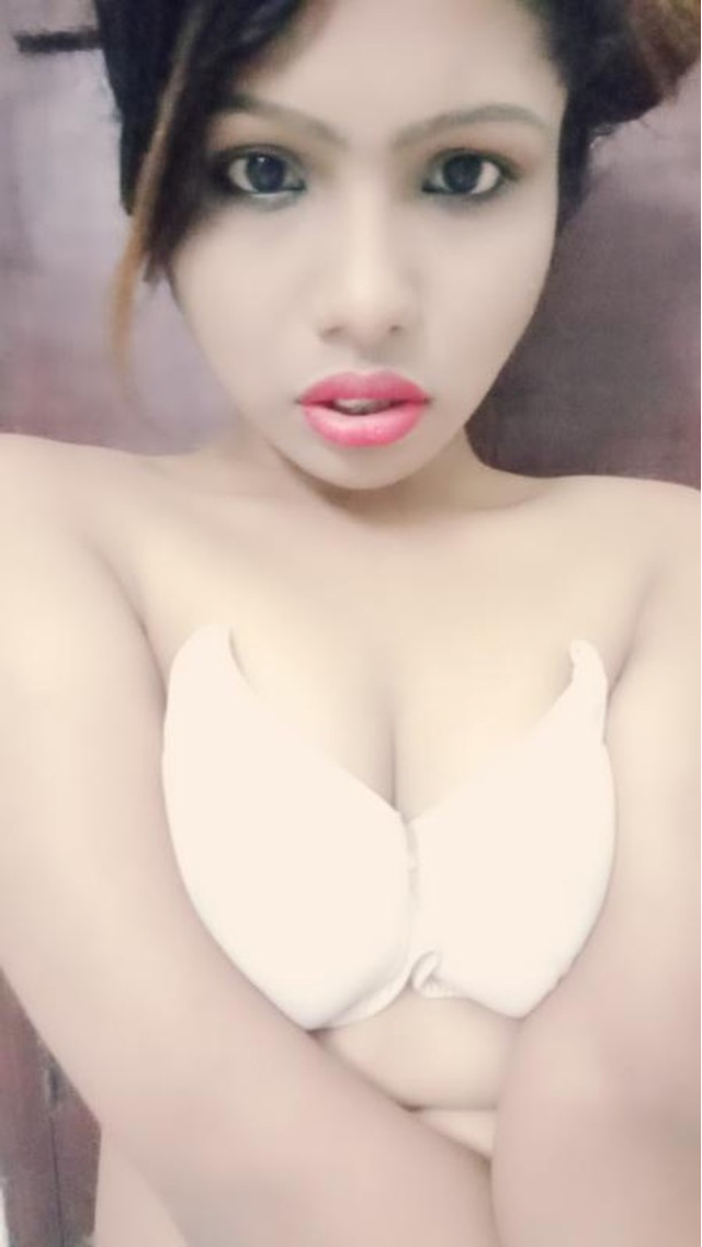 Indian girl ki desi boobs pic in white bra