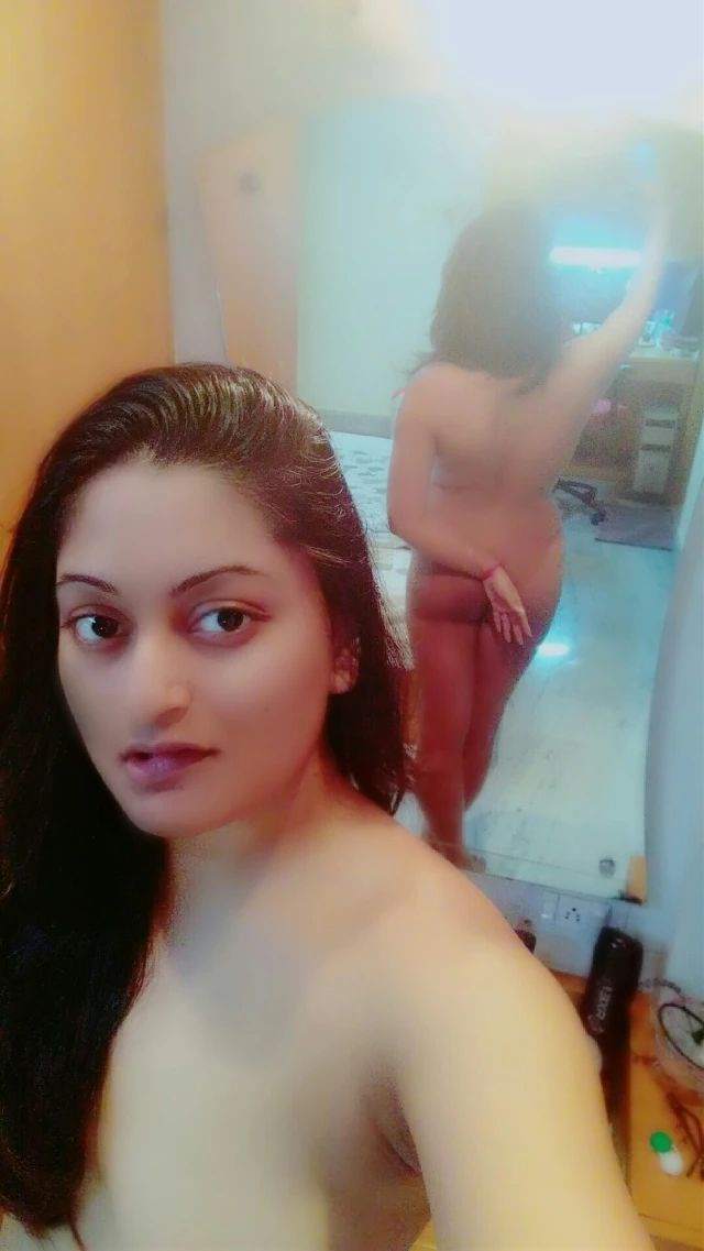 apni gaand ki photo leti hot babe