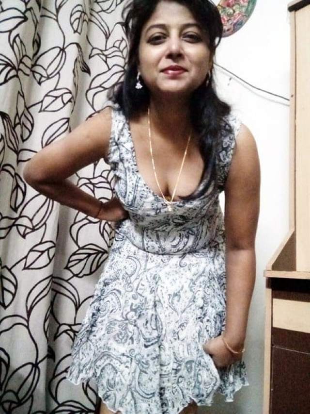 aunty sexy cleavage images