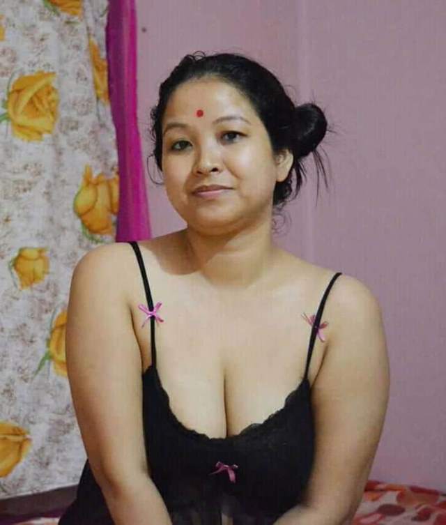 bangla bhabhi sexy cleavage in black lingarie