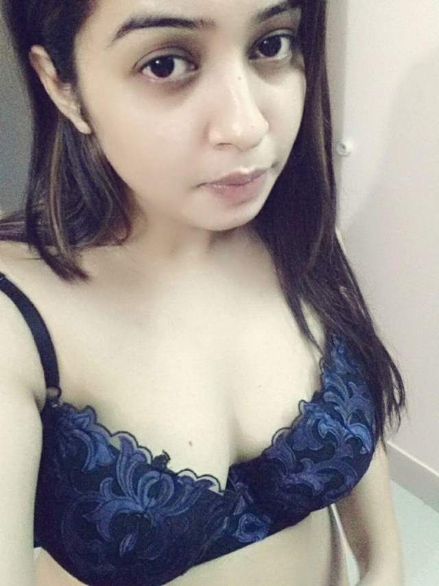 beautiful desi girl pic in black bra