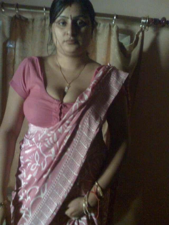 bhabhi hot pic in saree