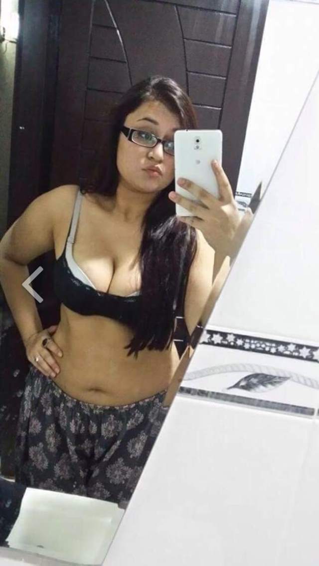 bhabhi ki big boobs aur navel ki desi sexy photo
