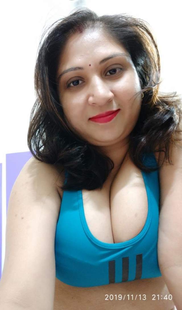 bhabhi ki hot cleavage pic