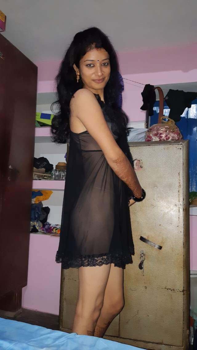bhabhi nude pics click karwa rahi hai