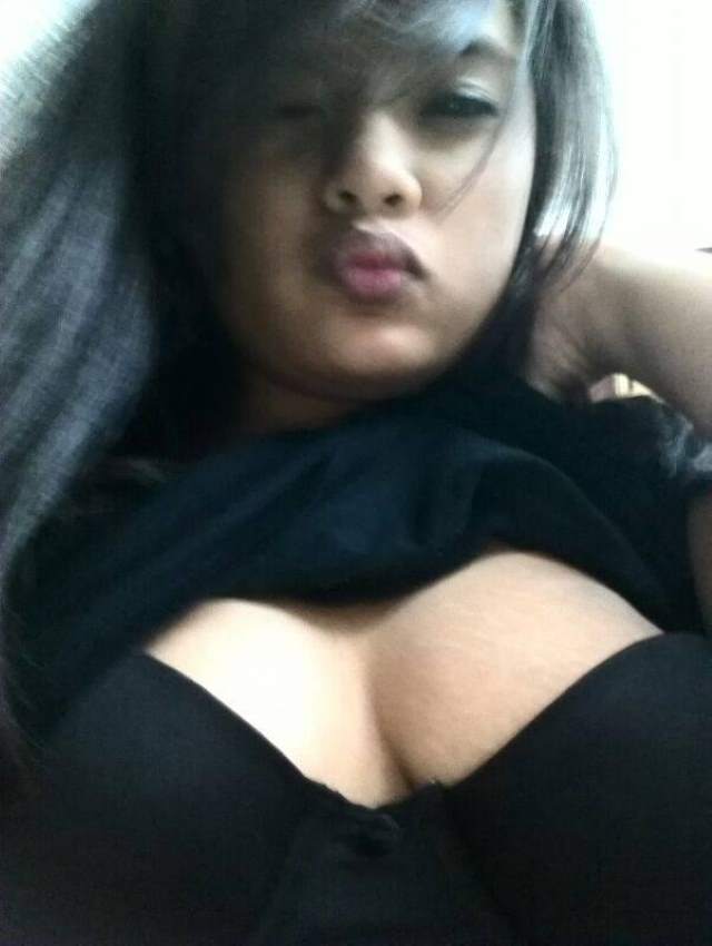 black bra me hot boobs ki pic