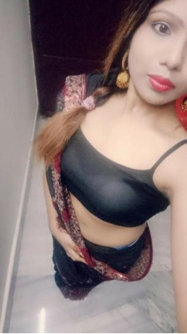 black saree aur blouse me hot indian girl