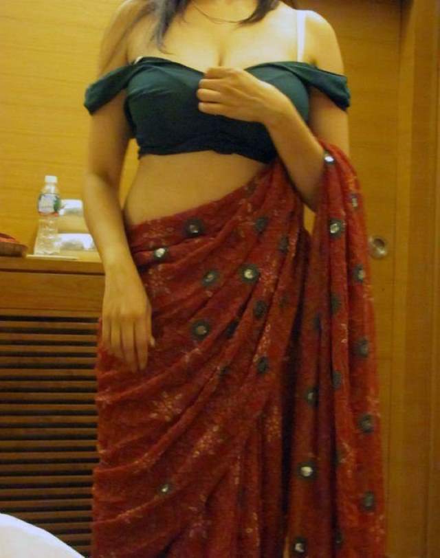 blouse utarti bhabhi hot pic in saree