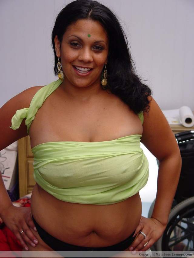 boobs ko saree se chupati indian aunty