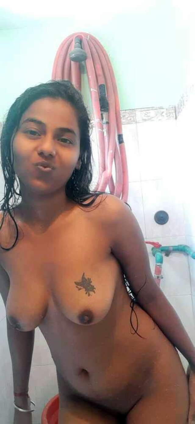 boobs me bana tattoo dikhati sexy babe