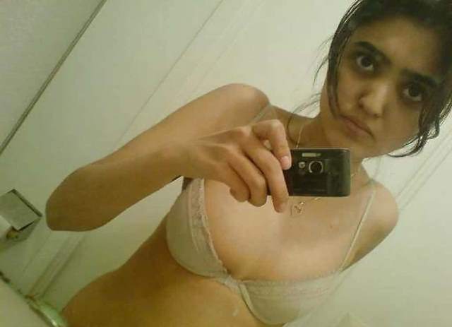 bra me sexy desi girl photo click karti