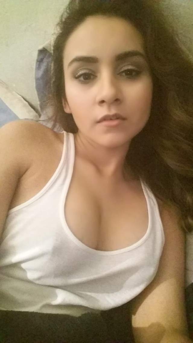bra se perky nipple dikh rahi hai