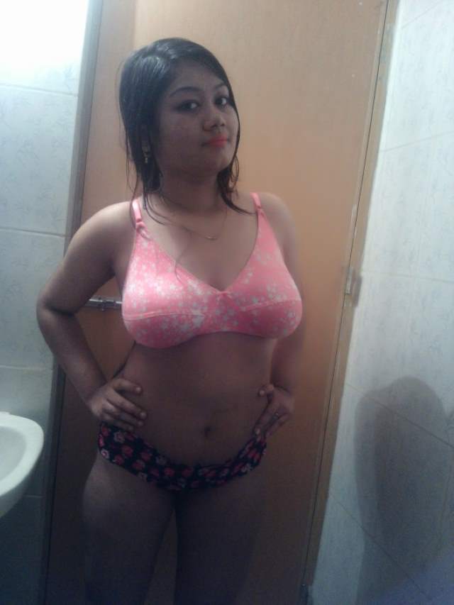 desi girl ki folral bra aur panty me big boobs