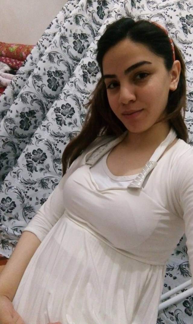 ghar me selfie leti samina