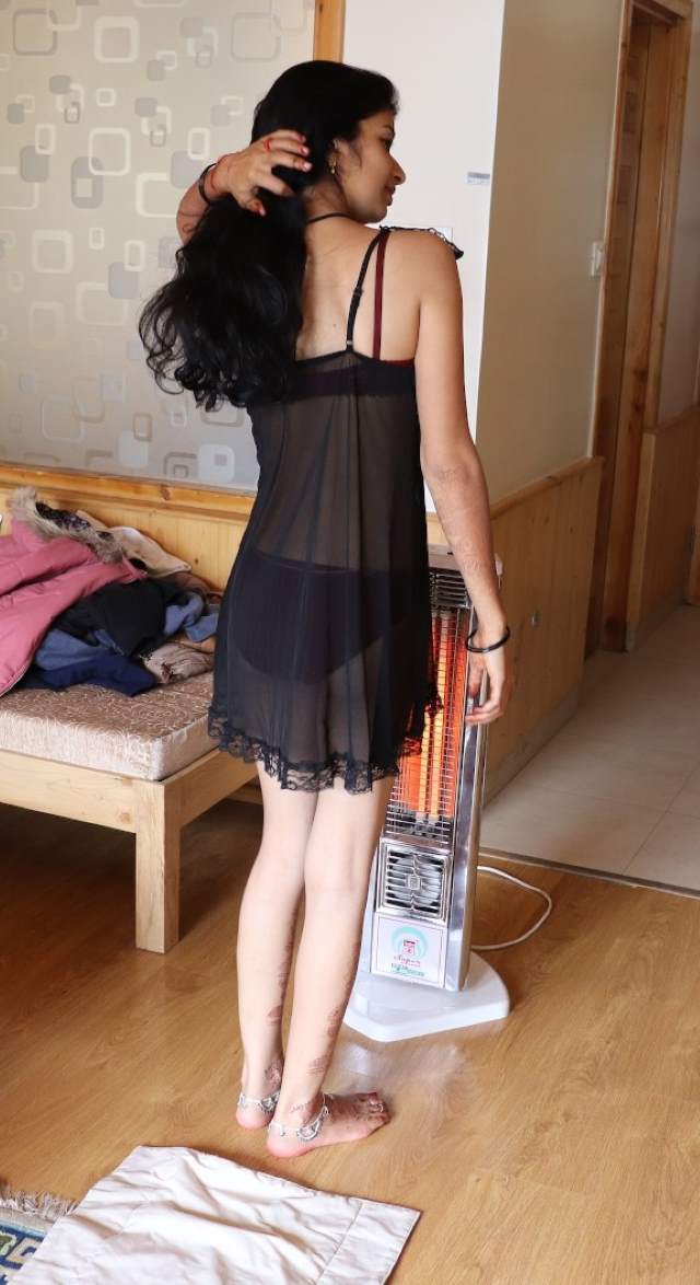 heat leti bhabhi chut ko garam kar rahi hai