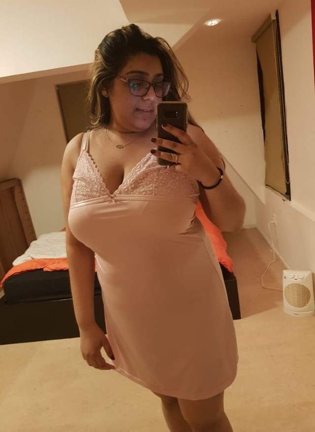 hot aunty ke big indian boobs pics in sexy nighty