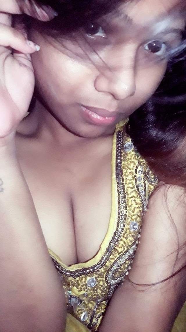 hot babe beena ka sexy cleavage