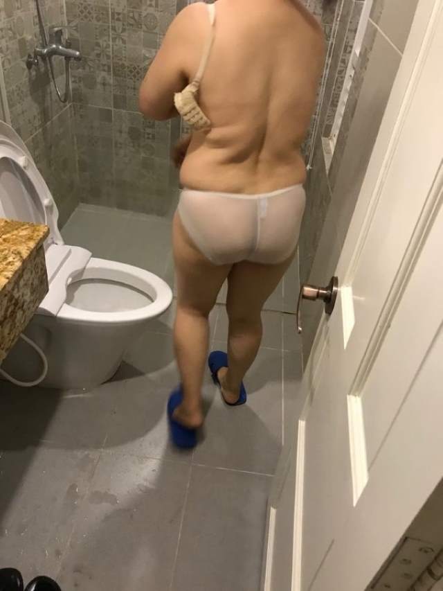 hot indian bhabhi shower me gaand dikhati