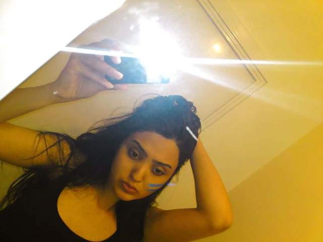 hot mood me apni selfie leti bitch