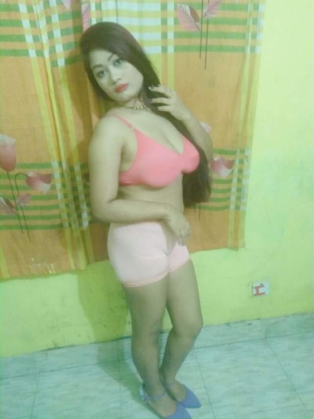 hot pink bra me big mumme ki photo