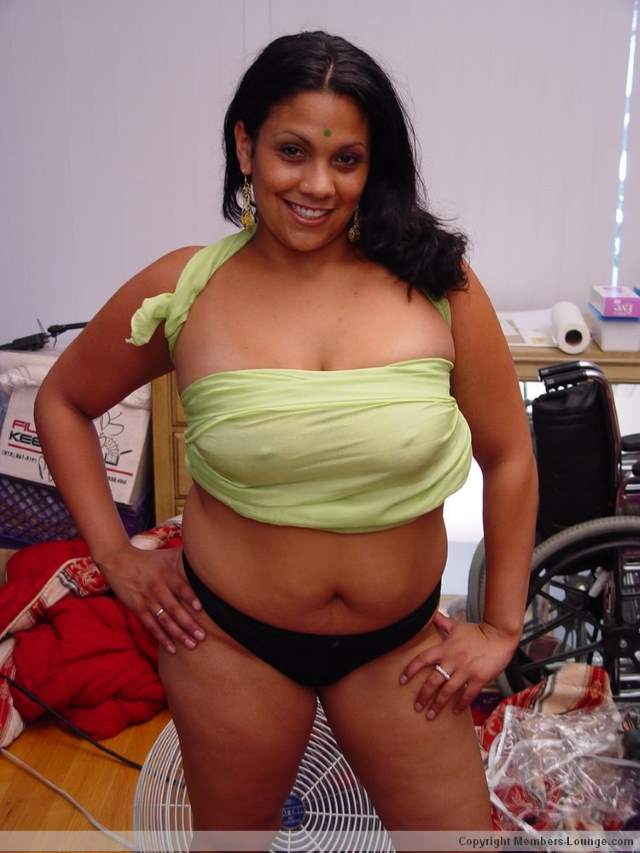 indian aunty black panty aur pointy boobs me