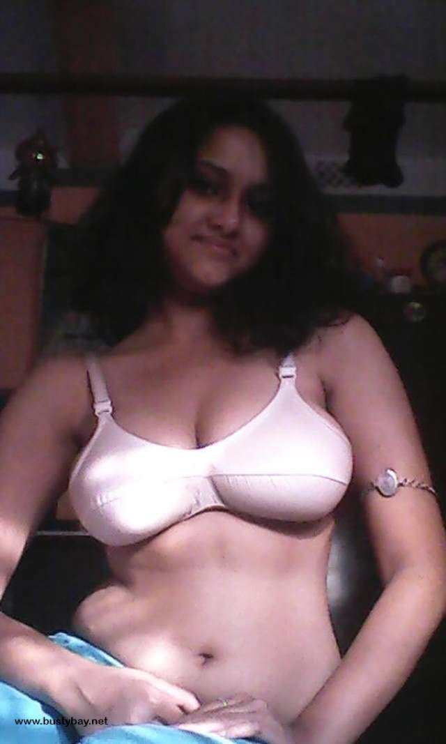 indian aunty ke big boobs in white bra