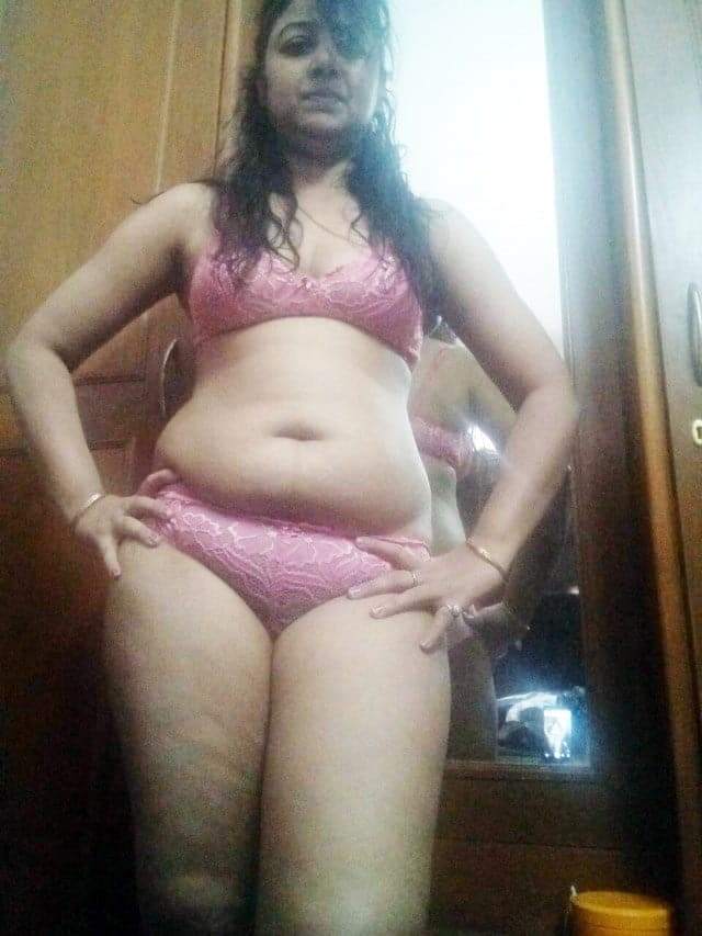 indian aunty sexy pose in pink bra and panty