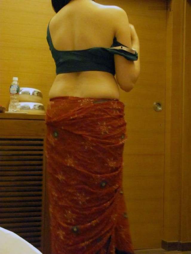 indian bhabhi ki sexy back ki hot pic in saree
