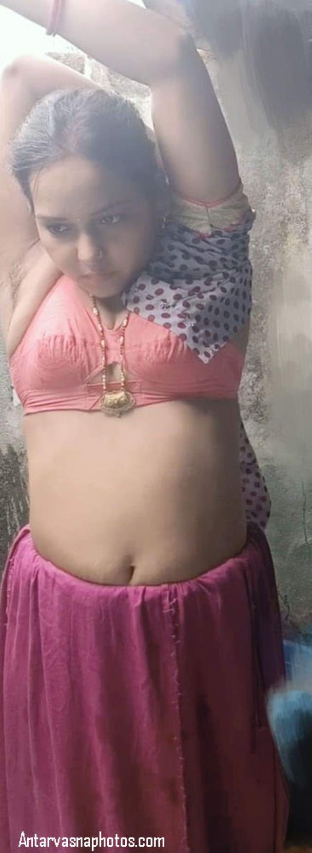 kapde utarti bhabhi ki sexy nabhi
