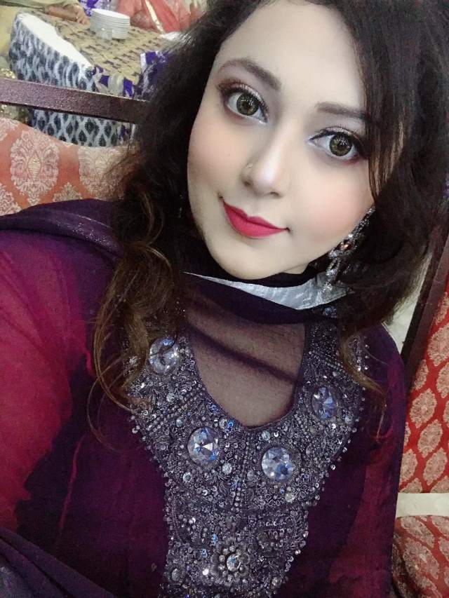 kapdon me bhi mast maal lagti hai bhabi
