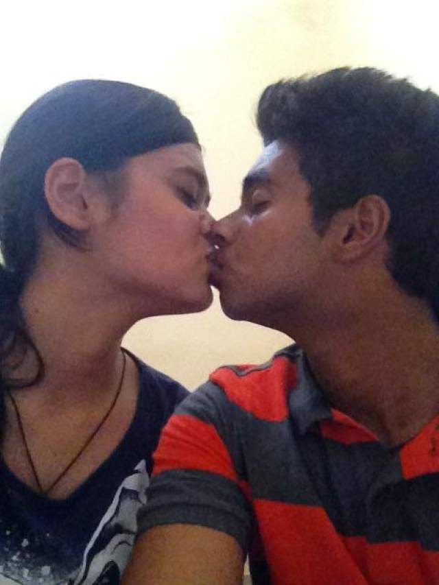 lip kiss karta hot desi couple