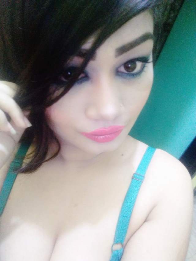 makup kar apni sexy cleavage ki selfie leti hot girl