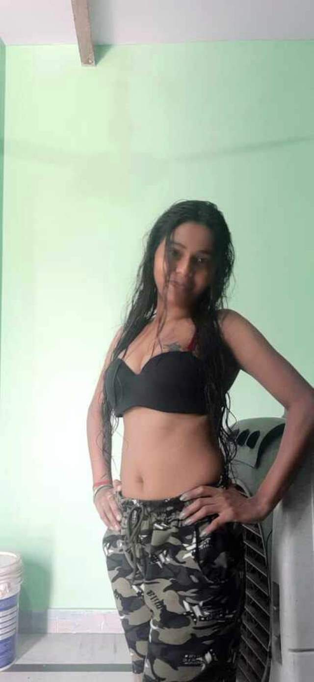 new bra pahan pose deti hot indian girl
