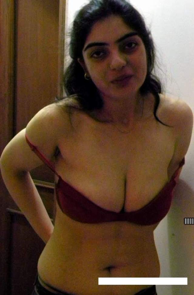 nude hot bhabhi ke boobs ki selfie