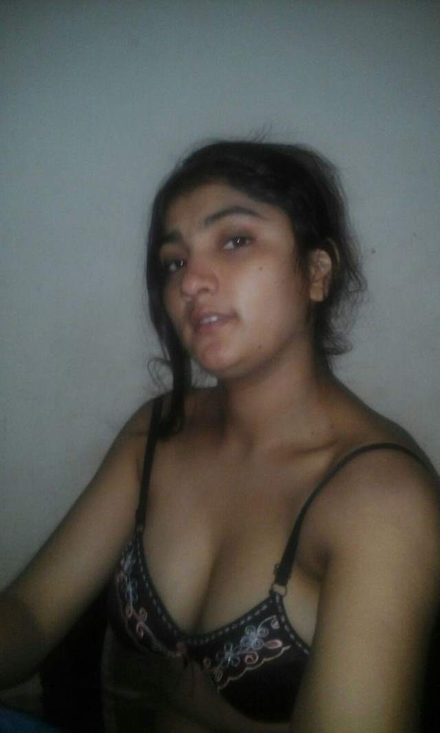 nude indian girls ki bra me hot cleavage