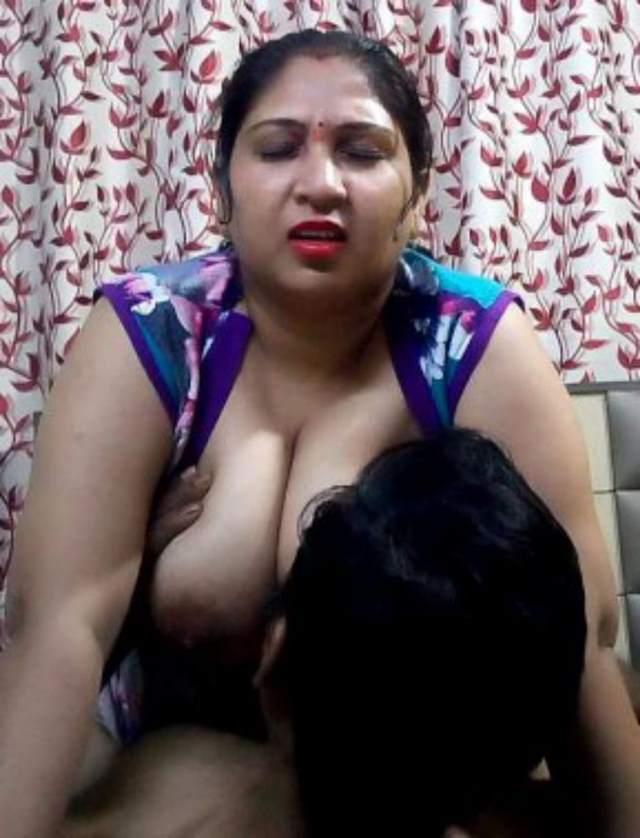 punjabi bhabhi ghar me boobs chuswa rahi hai