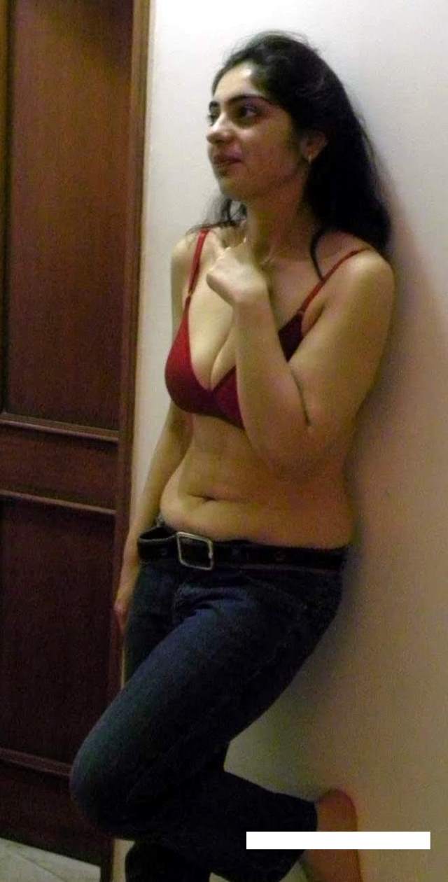 red bra aur jeans me bhabhi ki desi sexy photo