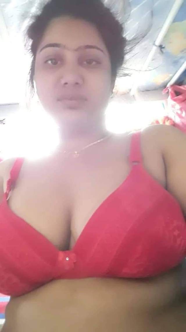 red bra me aunty ki big boobs ki photo