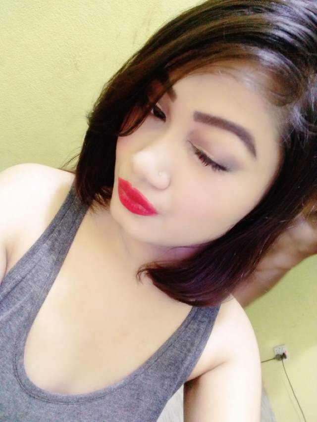 red lipstick laga cleavage ki selfie