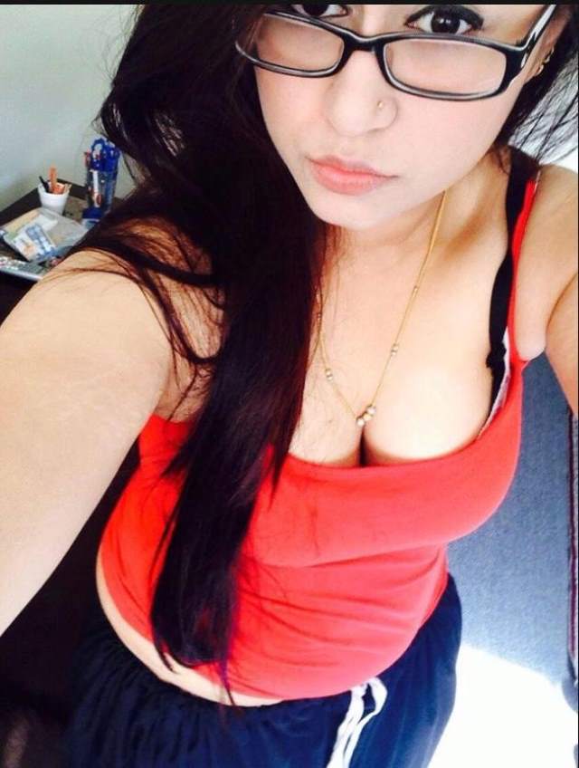 red top me apna big cleavage dikhati sexy bhabhi